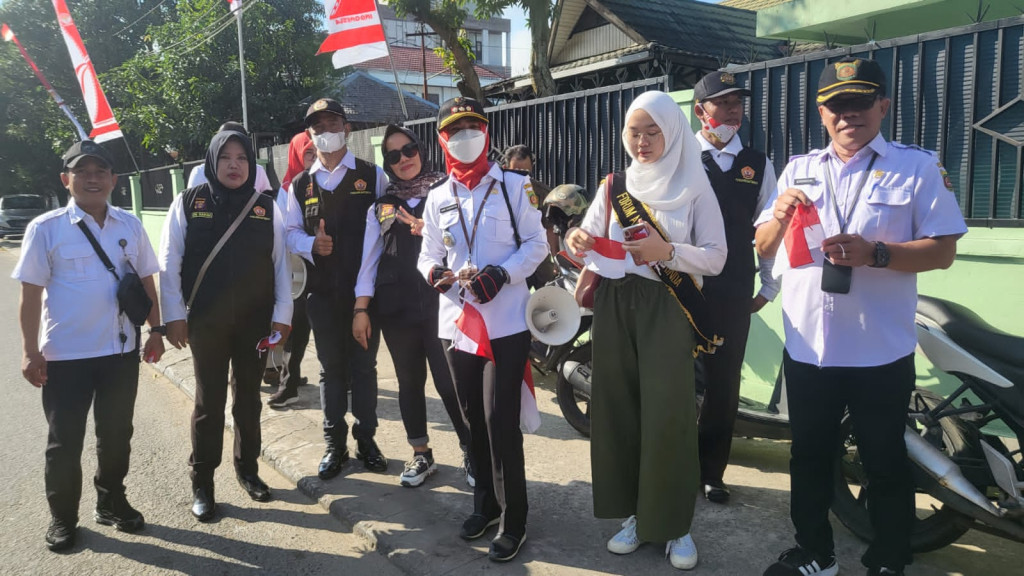 Pembagian Bendera Merah Putih Serentak Kepada Pengguna Jalan Di wilayah Kecamatan Samarinda Kota