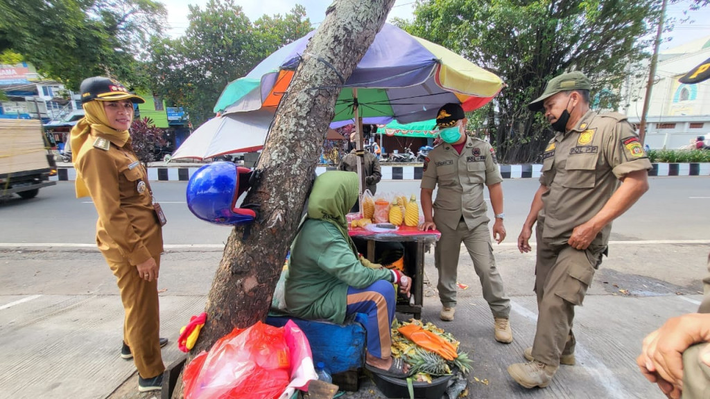 Pembongkaran Lapak Penjual Buah Yang Maju ke Pinggir Jalan
