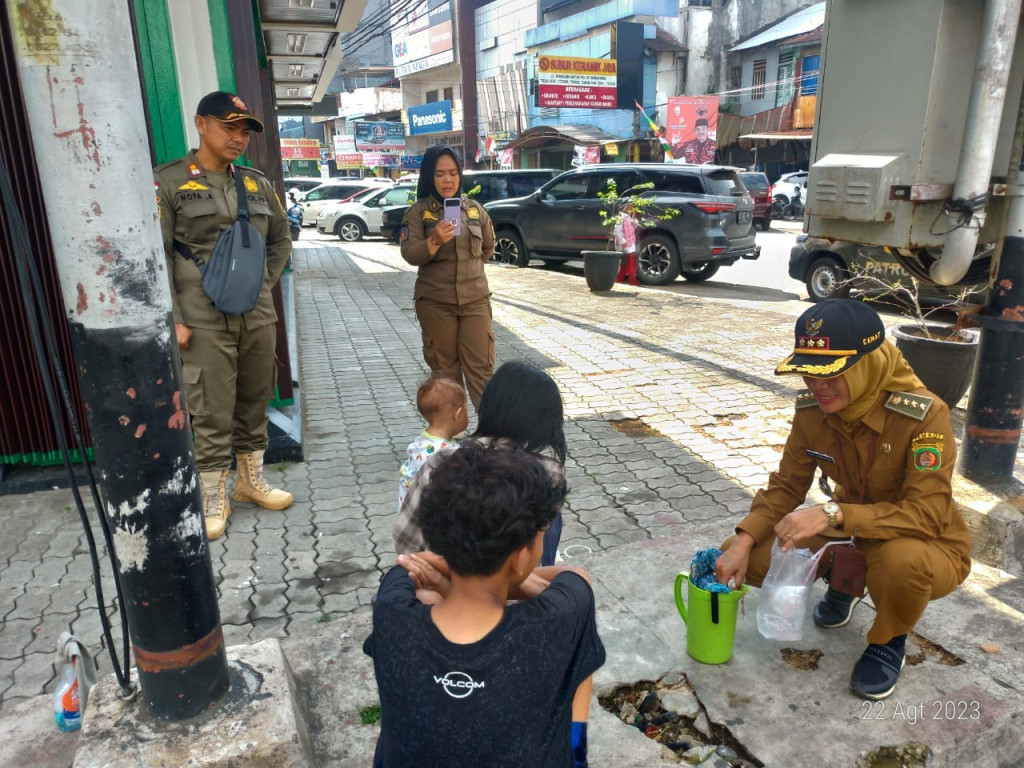 Penertiban Pengemis dan Lapak Penjual Bunga
