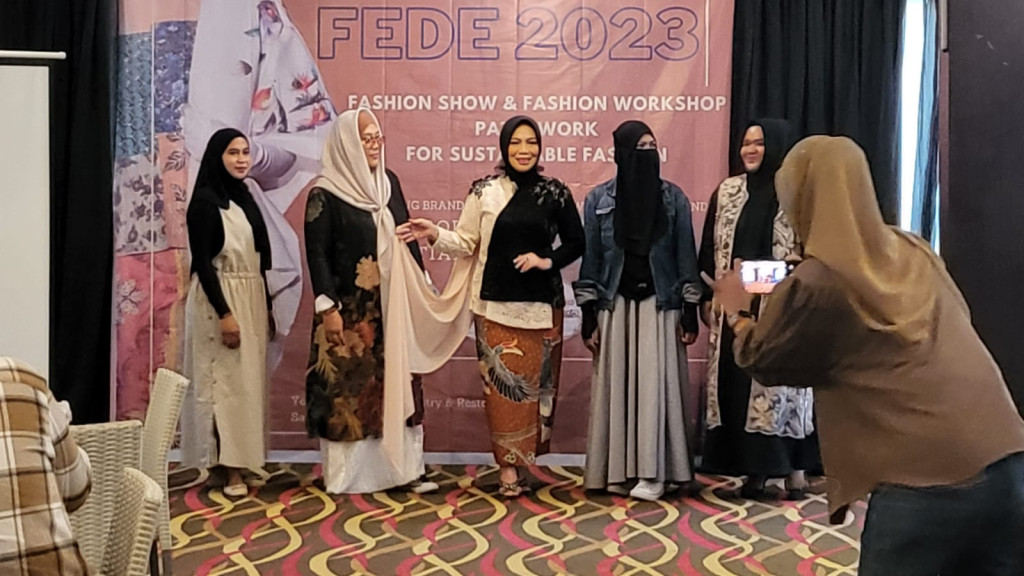 Menghadiri Launching FEDE Fashion Show