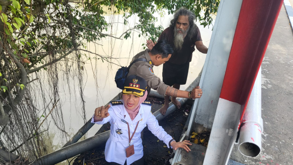 Memberi Teguran Kepada Gelandangan Yang Menempati Kolong Jembatan 2