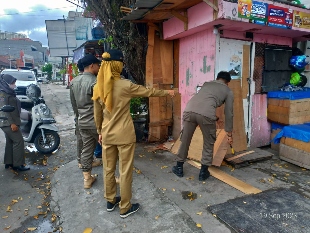 Pembongkaran Gubuk Diatas Trotoar