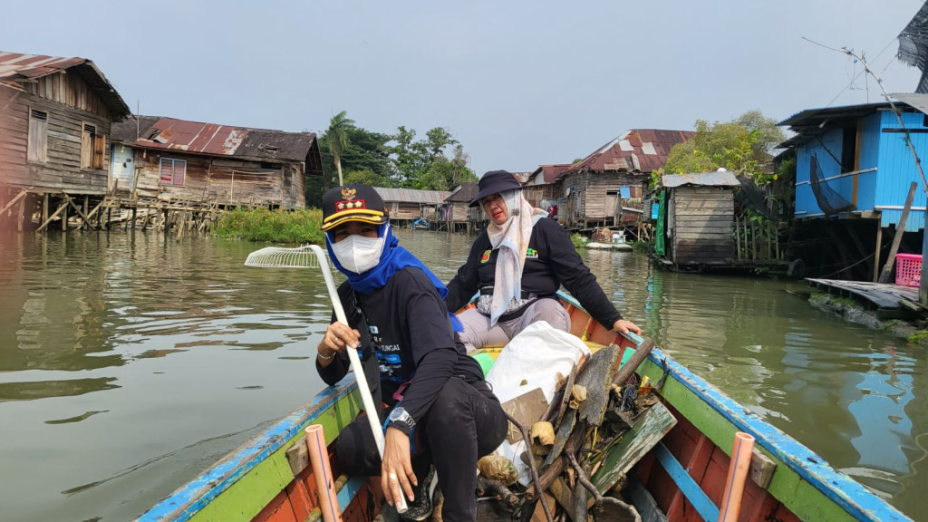 Gerakan Pungut Sampah Di Sungai Karang Mumus