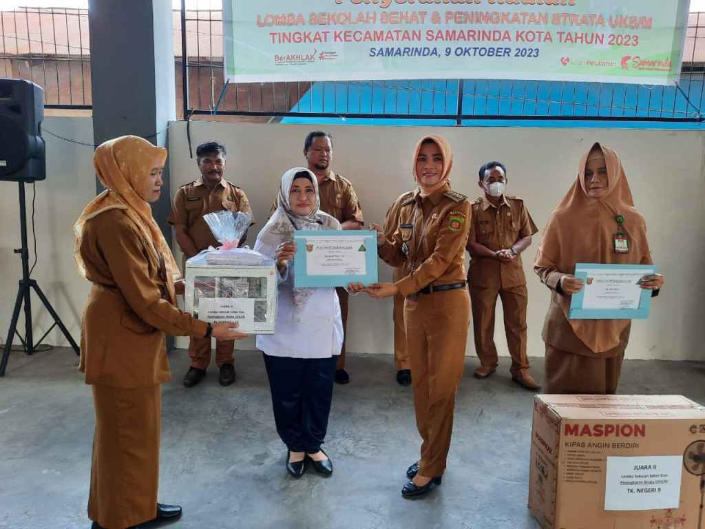 Apel Gabungan Dirangkai Penyerahan Hadiah Lomba Sekolah Sehat TK. Kecamatan Samarinda Kota Tahun 2023