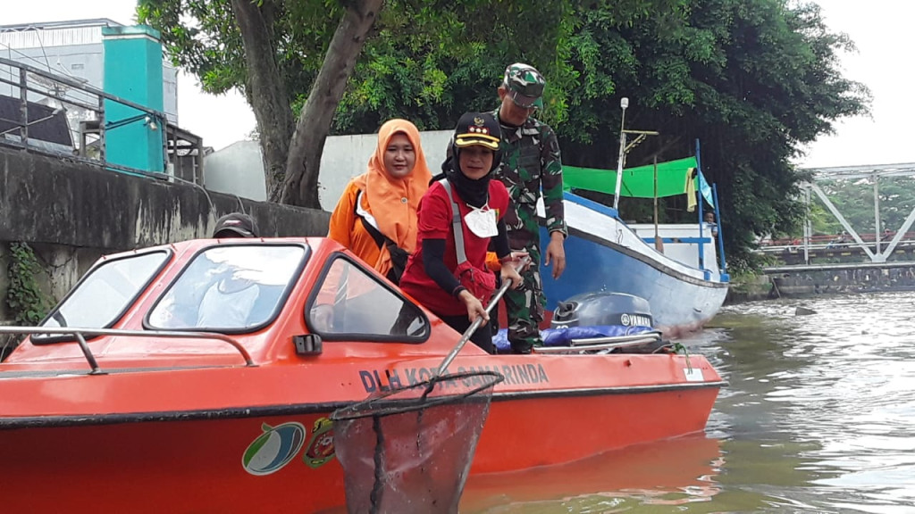 Mengikuti Kerja Bakti Gerakan Perahu Ketinting Memungut Sampah