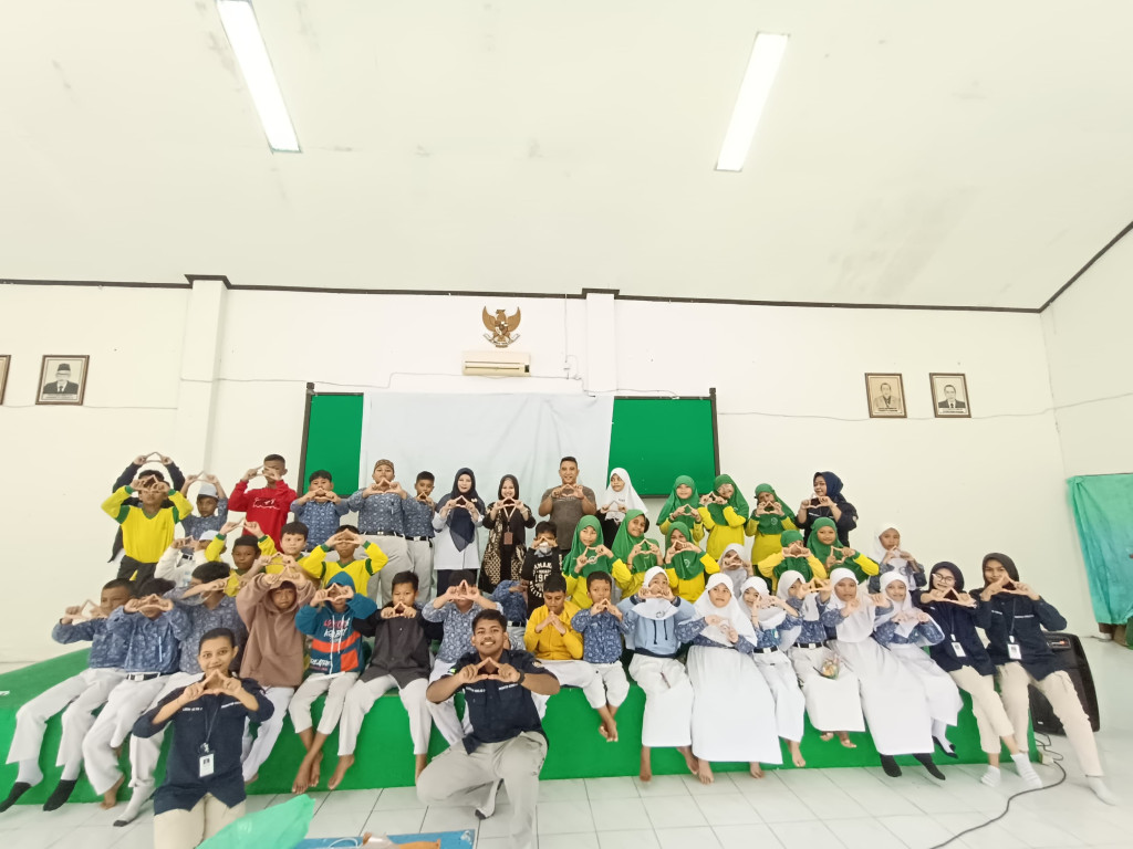 Pendampingan Emo Demo Cuci tangan pakai sabun (CTPS) Bersama mahasiswa Poltekes Kemenkes Kaltim di SD Al - Khairiyah Samarinda