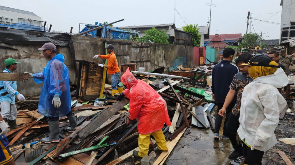 Pembersihan Sisa Puing-Puing Bangunan di Gang Rombong