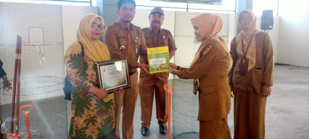Apel Pagi Gabungan Dirangkai Penyerahan Hadiah Lomba PHBS dan Kampung Salai Tk. Kecamatan Samarinda Kota Tahun 2023