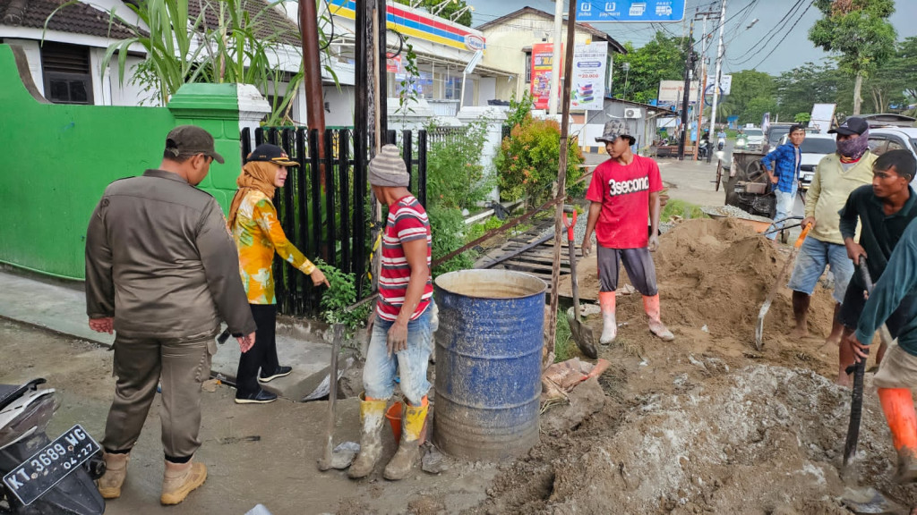 Monitoring Pembuatan Drainase dan Penutup Cor