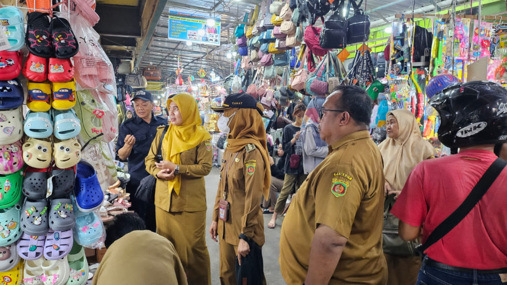 Monitoring Serta Sosialisasi Pedagang Pasar Pagi Ke Lokasi Yang Ditentukan