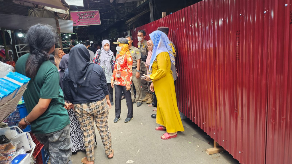 Melakukan Monitoring Pedagang Di Gang Pandai