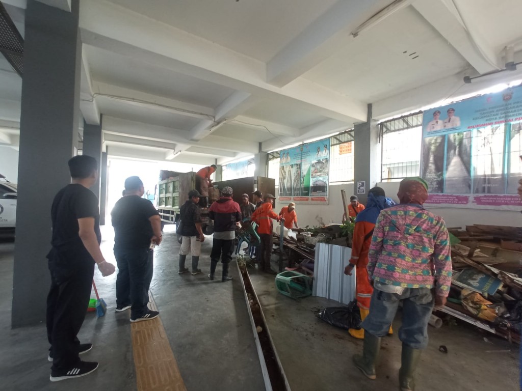 Kerja Bakti Dilingkungan Kantor Kecamatan Samarinda Kota