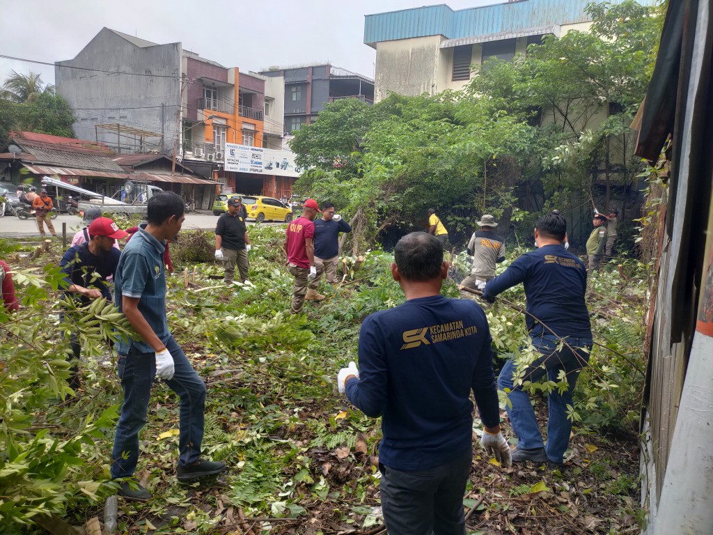 Kerja bakti di Lokasi Rencana Pembangunan TPS Terpadu Jl. Mulawarman Kelurahan Karang Mumus