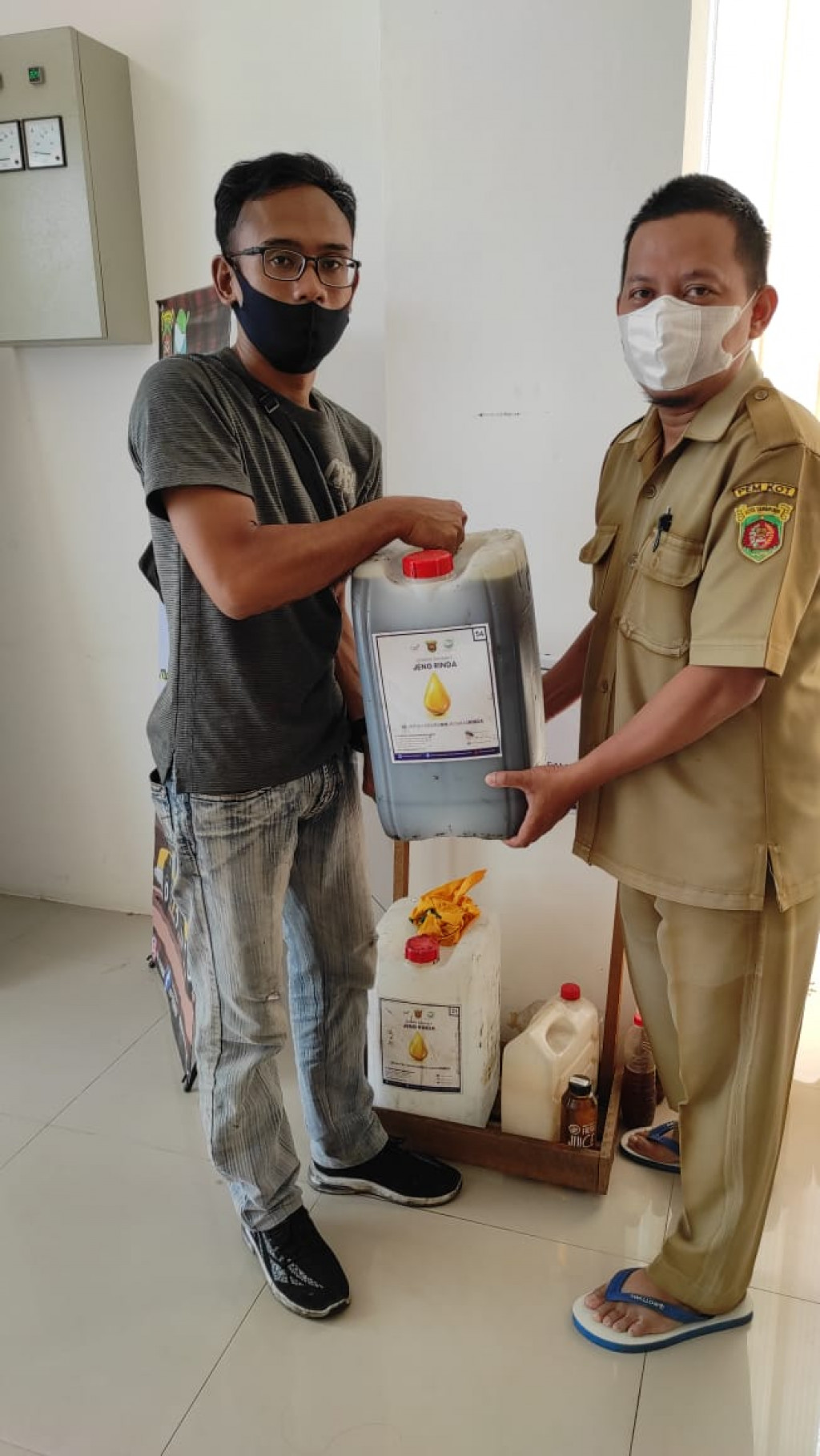 Penyerahan donasi jelantah 20 liter kpd PT.GSP hari ini Senin,31 Mei 2021