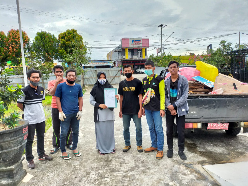 Penyerahan donasi sampah ASN dan non ASN kecamatan dan kelurahan se-samarinda seberang kepada DLH Kota Samarinda