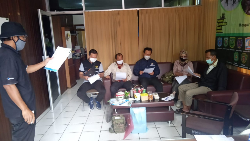 pertemuan pengurus kampung Salai (sampah bernilai) kecamatan Samarinda seberang dengan Tim CSR Unilever Indonesia foundation di kantor dinas lingkungan hidup provinsi kaltim