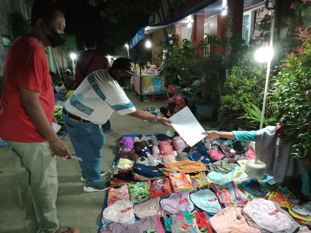 Satgas Covid Kecamatan Samarinda Ulu menutup pasar malam dalam rangka penegakan PPKM