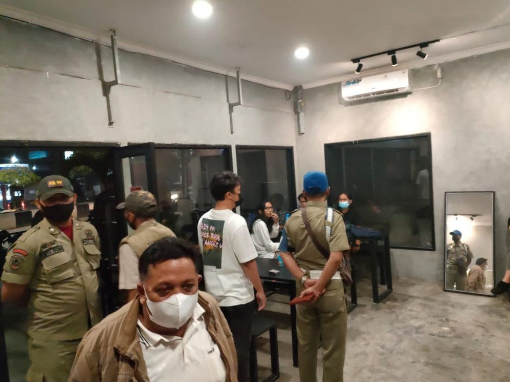 Aparat Kecamatan Samarinda Ulu lakukan Razia Gabungan Cafe Cafe yang melanggar PPKM