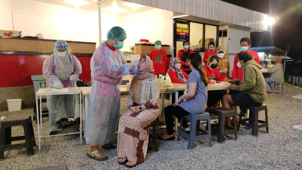 Pemeriksaan Swab Antigen Kepada Para Pengunjung Cafe di Wilayah Kecamatan Samarinda Ulu