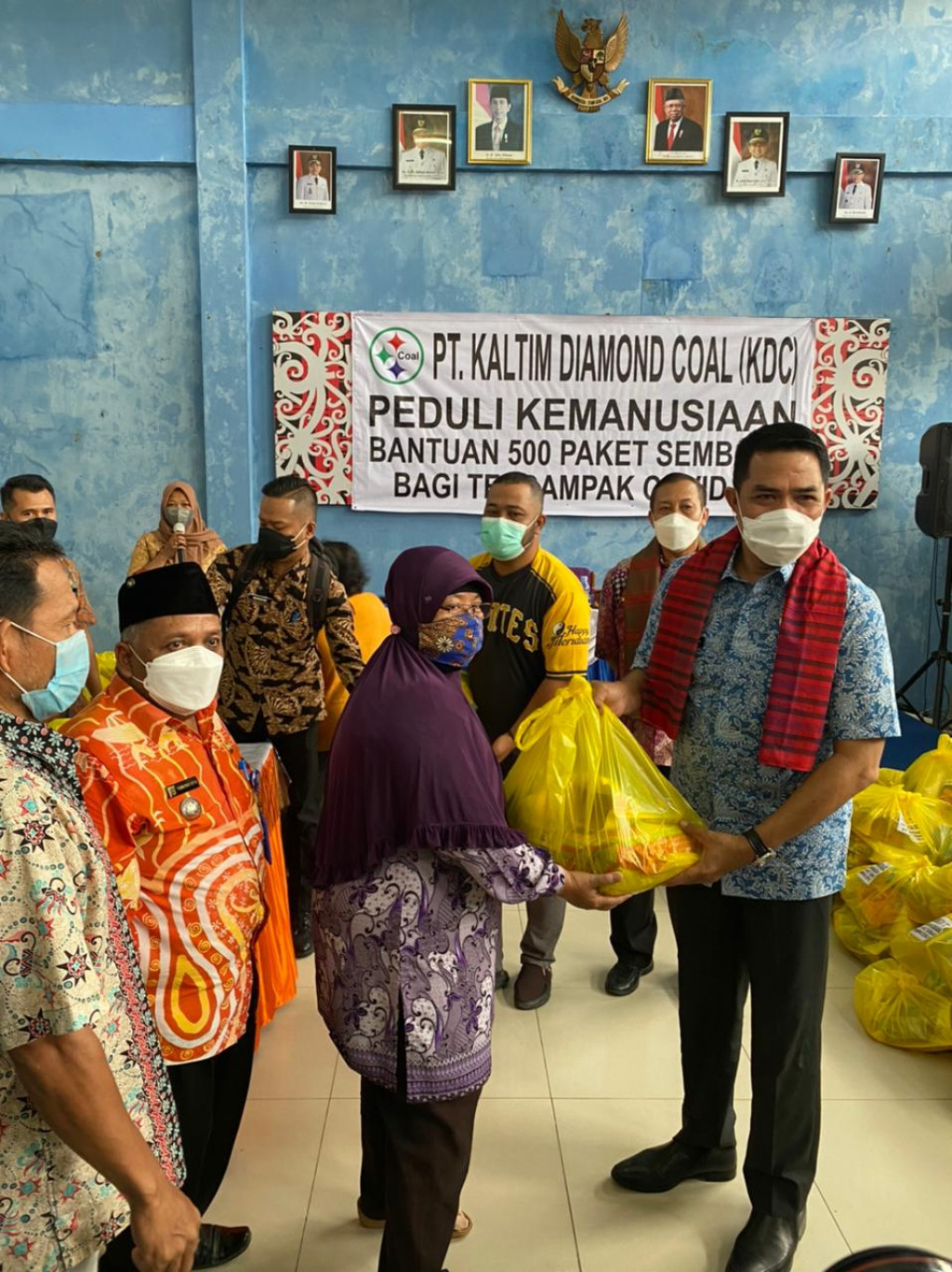 Peduli kemanusiaan Bantuan 500 paket sembako untuk warga yang terdampak Covid19