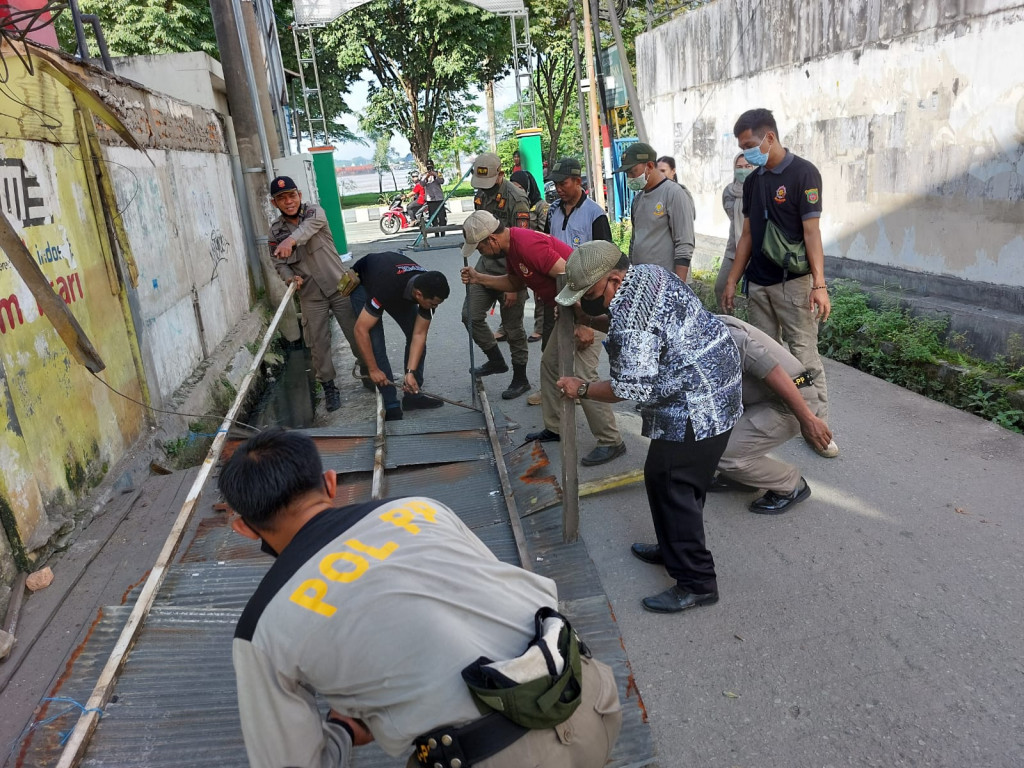 Camat Samarinda Ulu bersama aparat Satpol PP Kota Samarinda melakukan Pembongkaran Stand Ojek di Jl.Siti Aisyah Kel.Teluk Lerong Ilir
