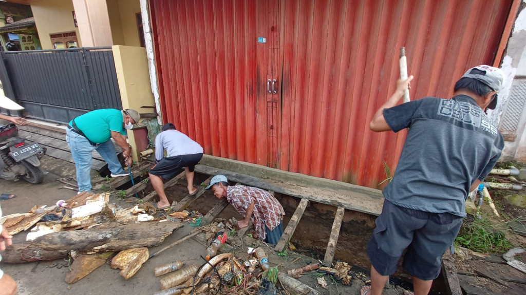 Camat Samarinda Ulu dan warga melakukan kegiatan gotong royong