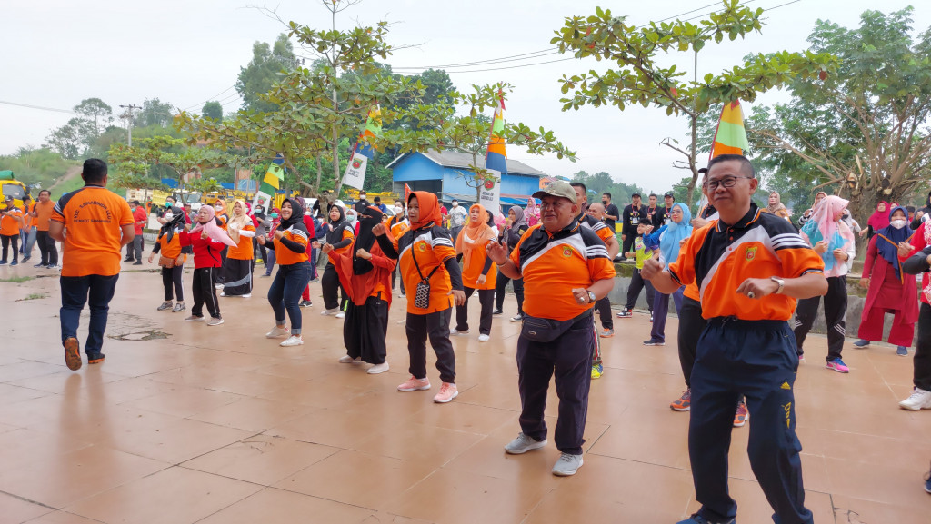 Senam dan Jalan Santai Sambil Memungut Sampah Dalam Rangka HUT RI ke - 77