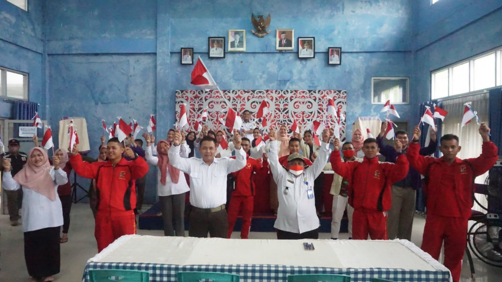 Camat Samarinda Ulu memimpin Gerakan Pembagian Bendera Merah Putih