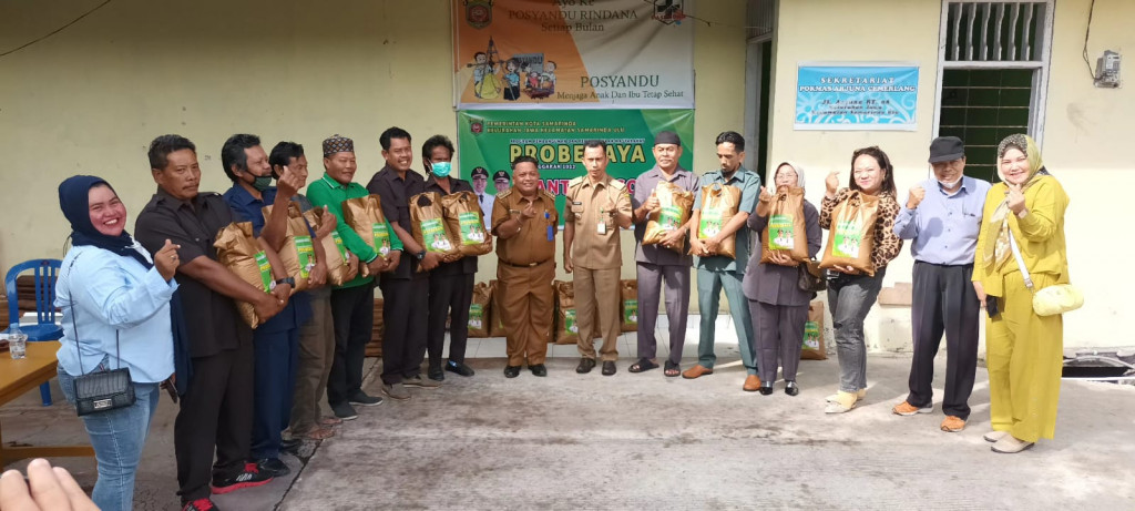 Probebaya "Penyerahan Sembako kepada warga di Kel.Jawa Kec.Samarinda Ulu