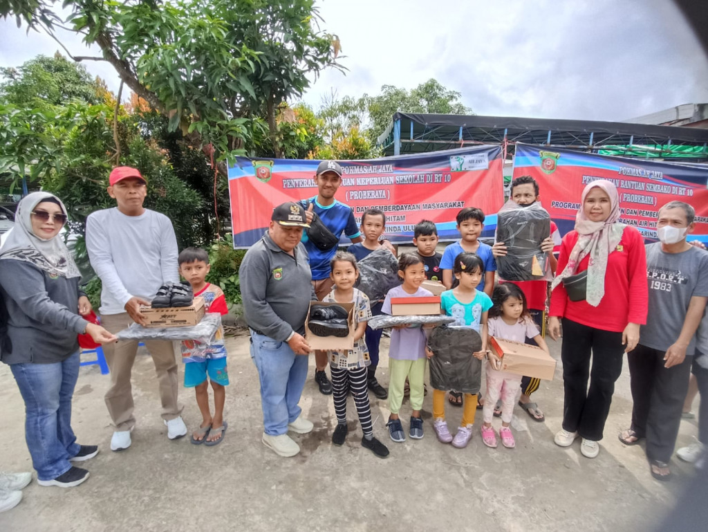 Penyerahan Simbolis Kegiatan Probebaya Bidang Pemberdayaan Masyarakat di Wilayah Kelurahan Air Hitam Samarinda Ulu