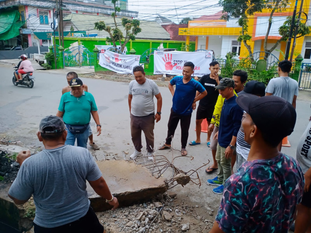 Kegiatan gotong royong dan pembersihan selokan