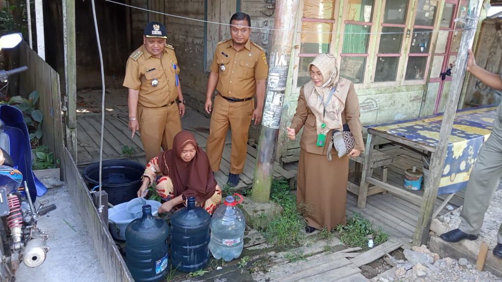Camat  Menindaklanjuti terkait video viral di media sosial warga mandi menggunakan air parit