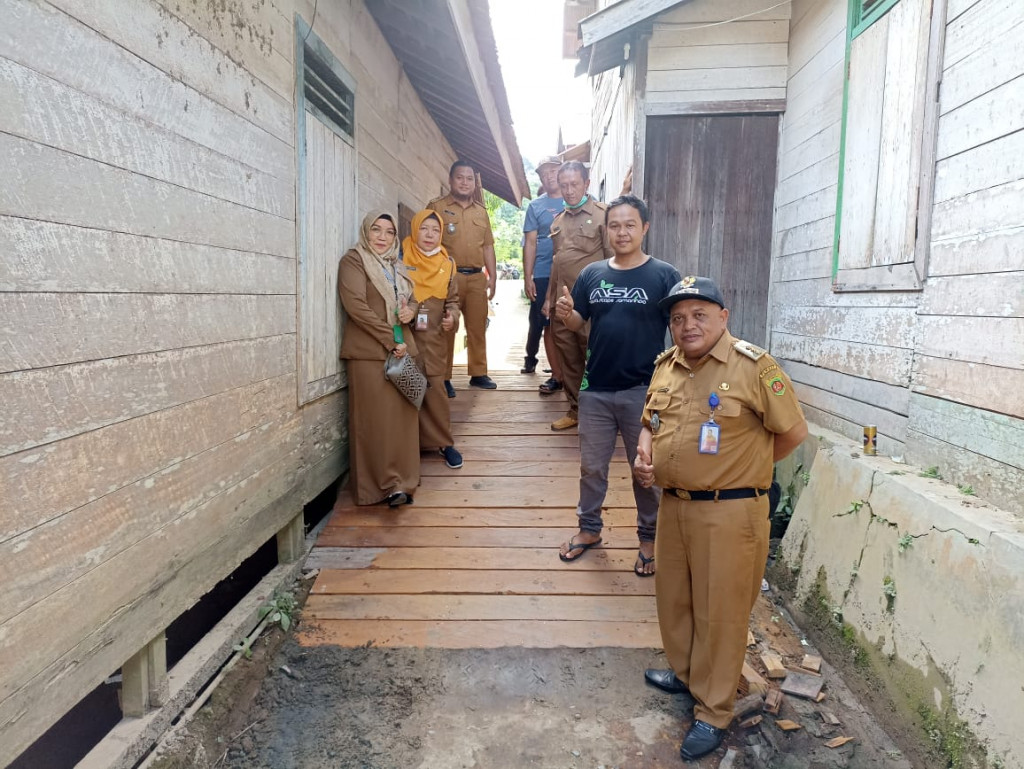 Camat meninjau kegiatan Probebaya Pembuatan Jembatan Ulin