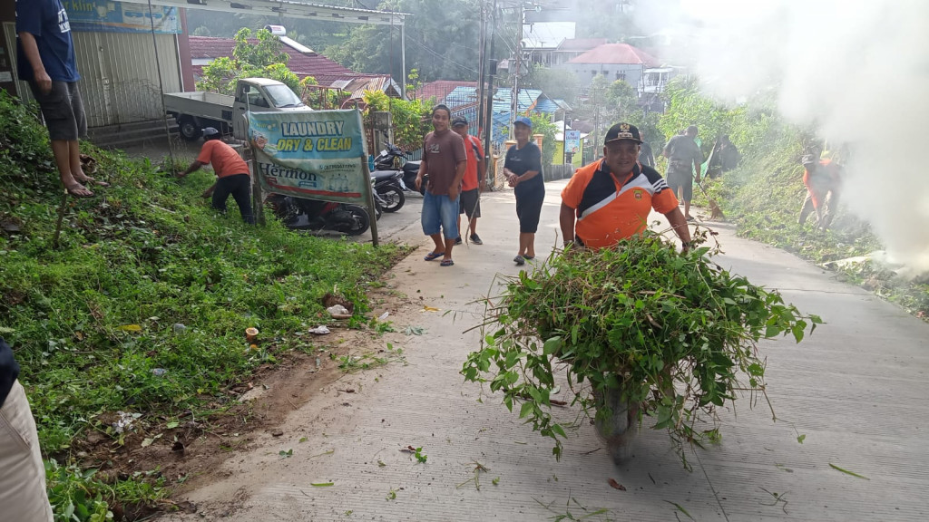 kegiatan gotong royong di Jl Ks.Tubun dalam RT.10, 11, 12, dan 13 Kel.Dadimulya Kec.Smd Ulu