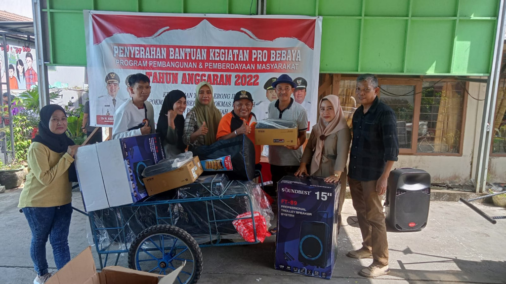 Penyerahan Bantuan Sembako dan Barang Kegiatan Pro Bebaya Program Pemberdayaan Masyarakat Kel. Teluk Lerong Ilir