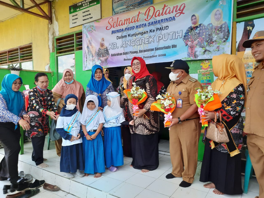 Kunjungan dan Silaturahmi Bunda PAUD Kota Samarinda Ibu Rinda Wahyuni di PAUD KB Anggrek Putih Kel. Bukit Pinang
