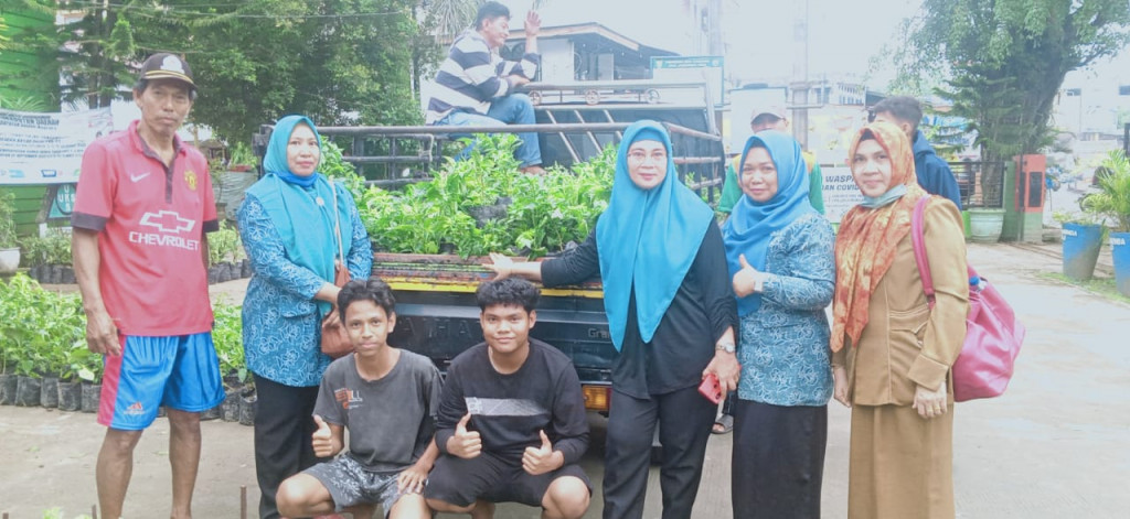 Pembagian bibit tanaman oleh Dinas Ketahanan pangan kota Samarinda.