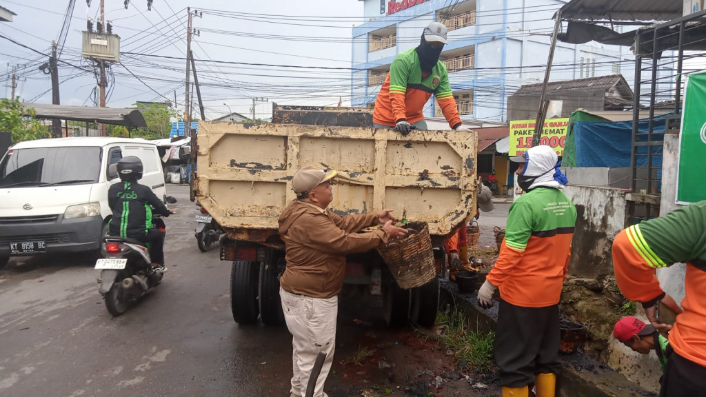 gotong royong Pembersihan Parit dan Tepi Jalan
