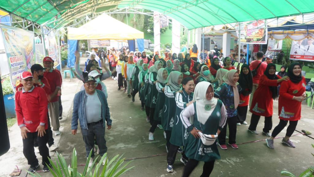 lomba Ketangkasan ( Lari Balon & Estafet Sarung ) di Halaman Kecamatan Samarinda Ulu