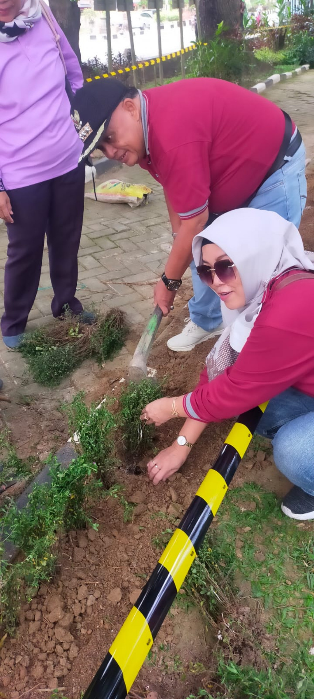Kegiatan gotong royong massal dalam rangka Persiapan Penilaian RBRA Taman Cerdas Tingkat Nasional