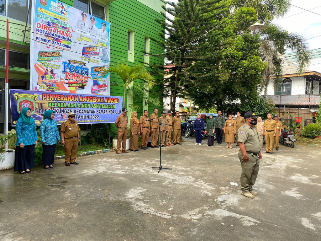 Apel gabungan dan Penyerahan Reward kepada pegawai ASN dan Non ASN Teladan Se-Kecamatan Samarinda Ulu.