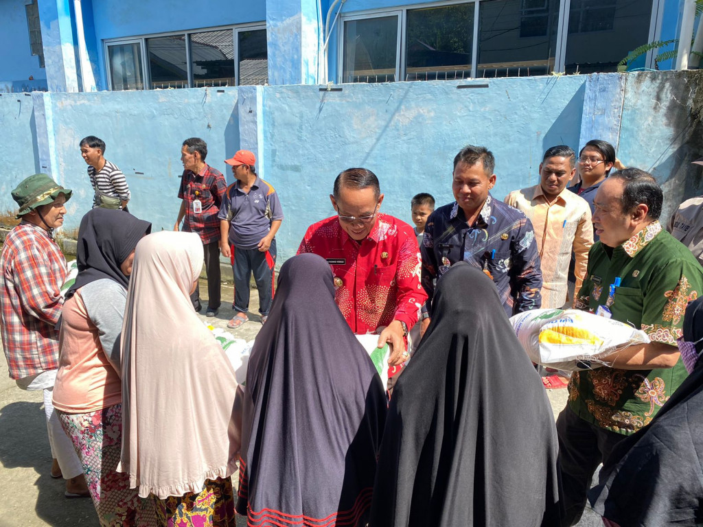 Camat Samarinda Ulu menghadiri Kegiatan Penerimaan Bantuan Pangan (PBP) Penganti Alokasi Mei 2023