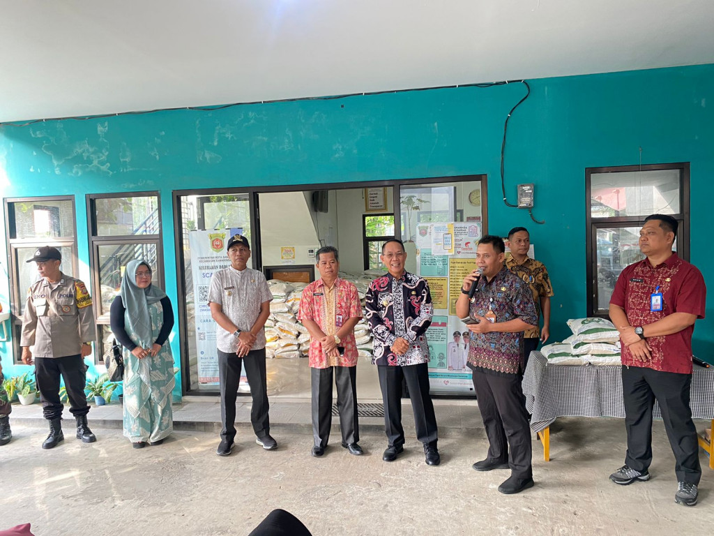 kegiatan Penerima Bantuan Pangan (PBP) Penganti Alokasi Mei 2023 untuk warga Kelurahan Dadi Mulya