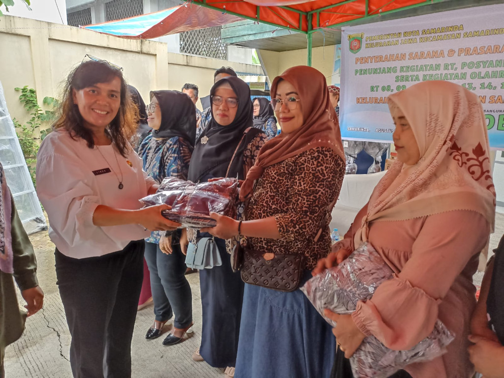 Penyerahan Simbolis Kegiatan Probebaya Bidang Pemberdayaan di Kelurahan Teluk Lerong Ilir