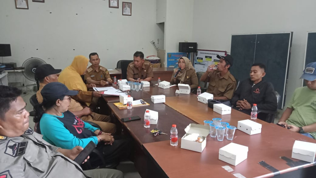 rapat membahas TPS pasundan yang terdampak dari pengerjaan/ pembangunan drainase di jalan pasundan kel.jawa