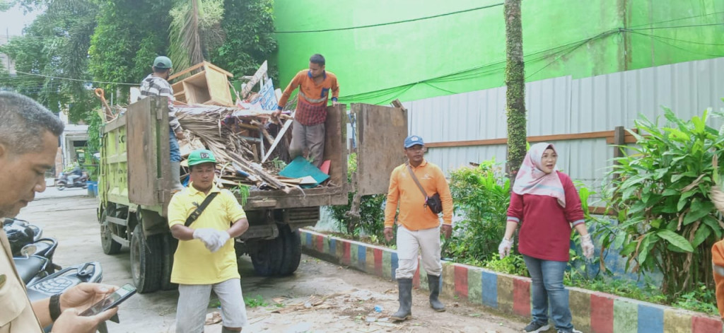 Gotong Royong mempersiapkan verifikasi lapangan titik pantau Adipura Tahun 2023