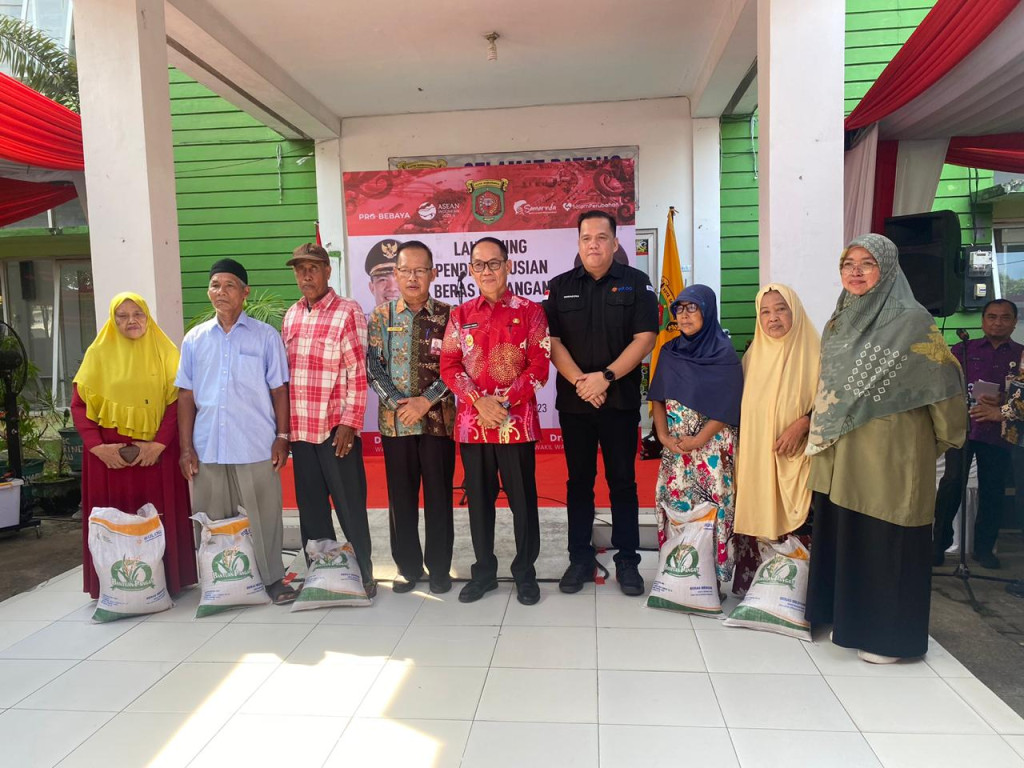 Launching pendistribusian beras cadangan pangan pemerintah (CPP) kepada warga Kelurahan Air Putih dan Teluk Lerong Ilir