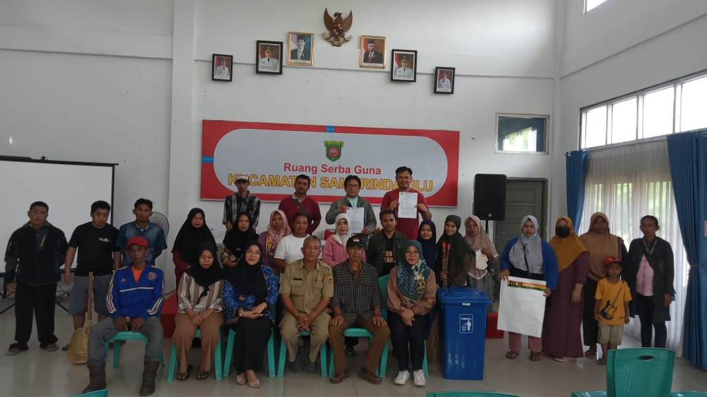 Penandatanganan SPK (Surat Perjanjian Kerja) penyapu median jalan di wilayah  Kecamatan Samarinda Ulu
