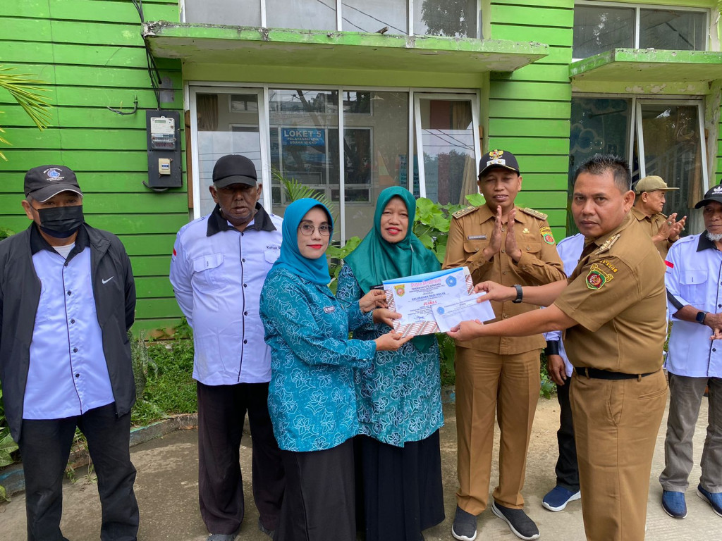 Camat Samarinda Ulu serahkan Hadiah Lomba Aku Hatinya PKK dan Lomba Posyandu Tingkat Kota Samarinda