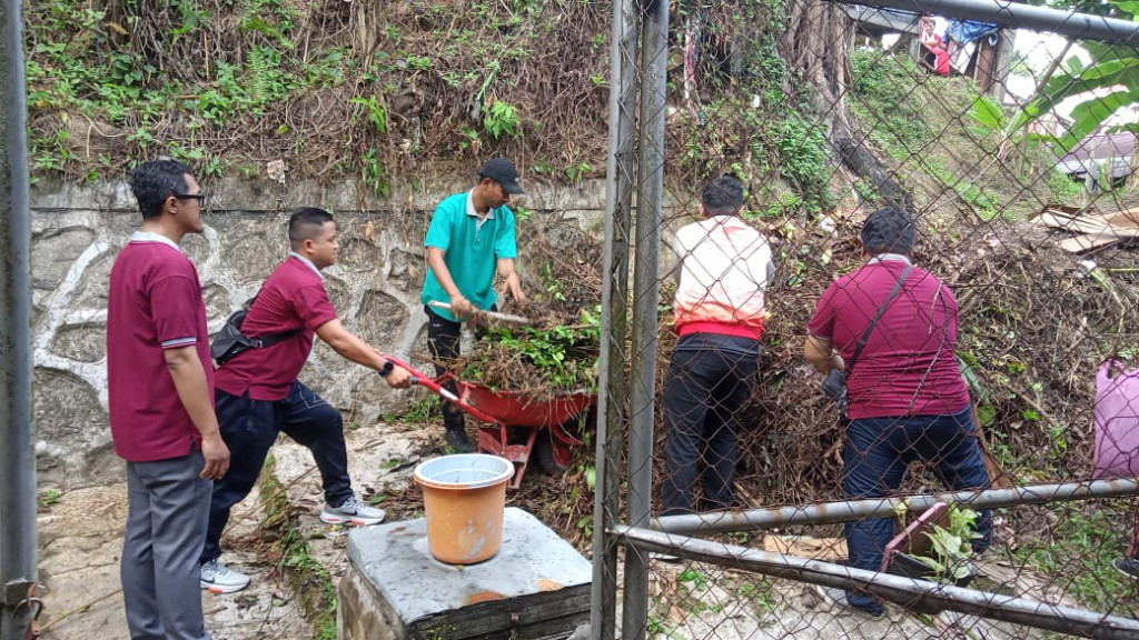 Gotong Royong Massal di SD Negeri 001 kel.Jawa Kecamatan Samarinda Ulu